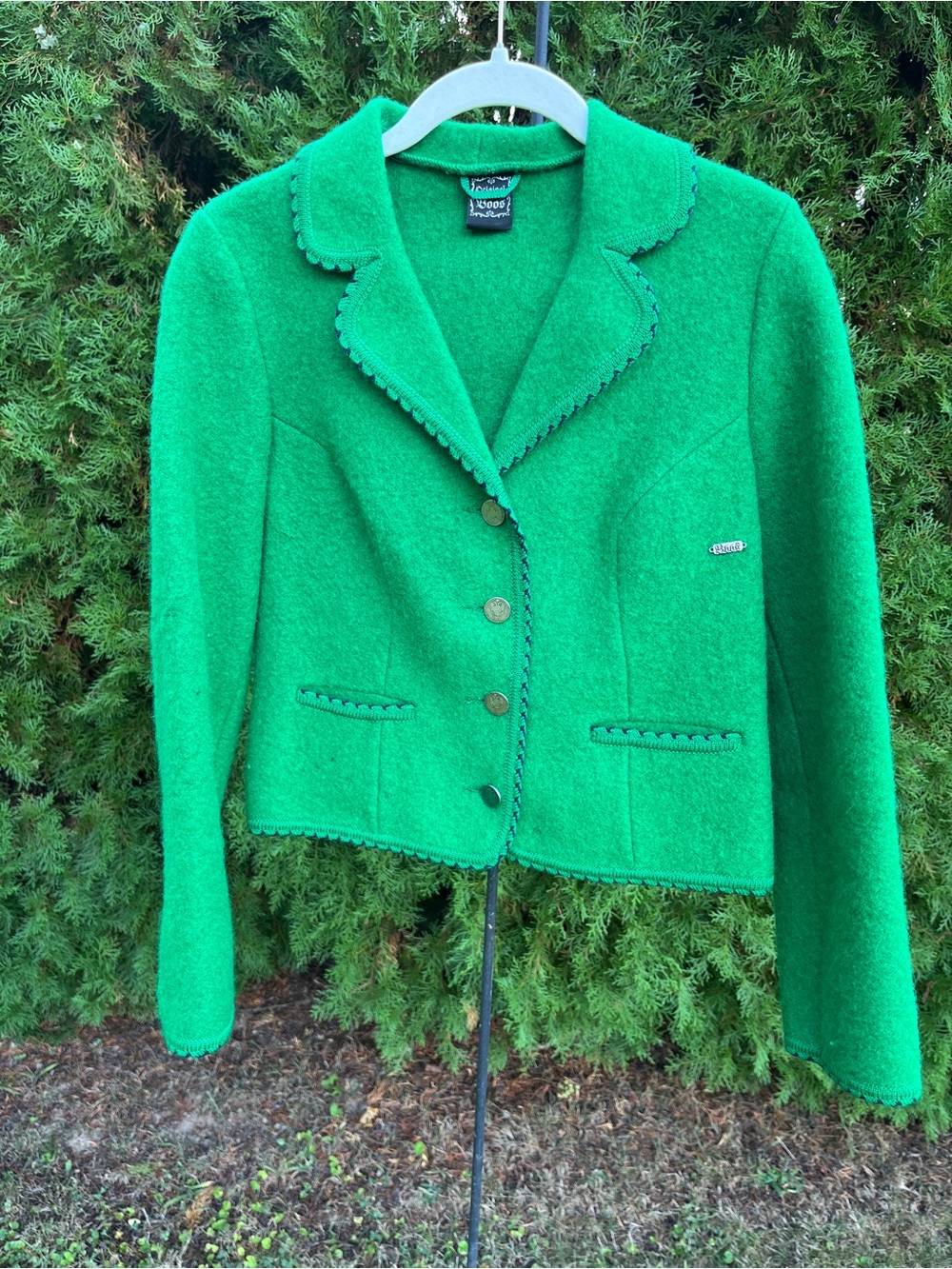 Boos Green Cropped Boiled Wool-Blend Blazer with Navy Scalloped Trim